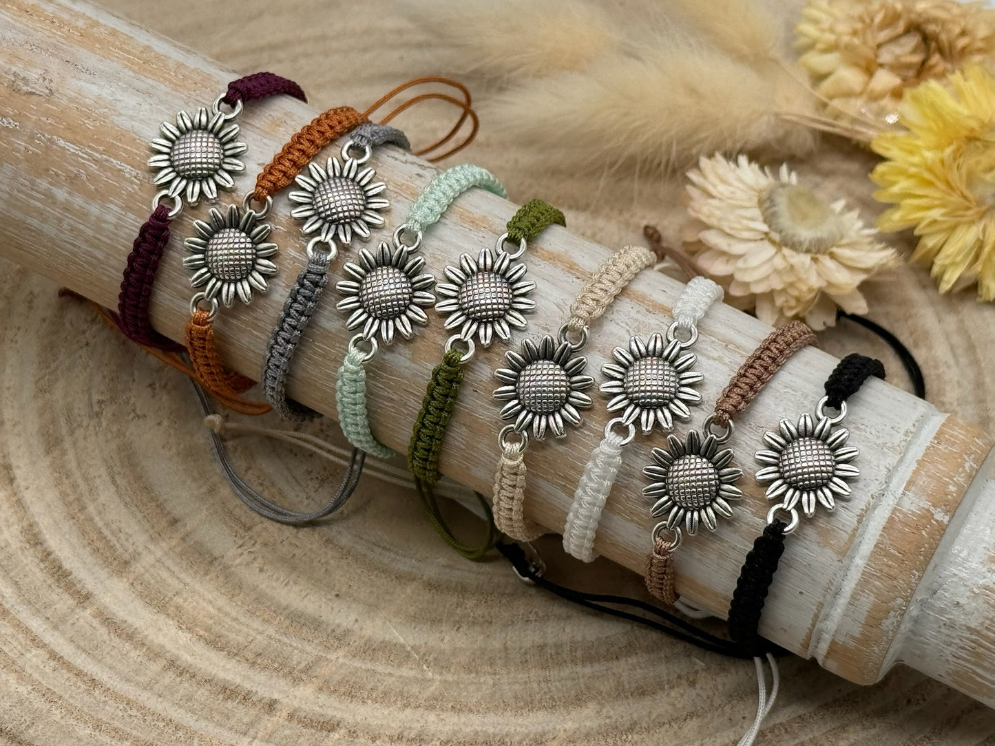 Makrameearmband Freundschaftsarmband Schmuck Armband mit silberfarbenen Edelstahl Anhänger Sonnenblumen