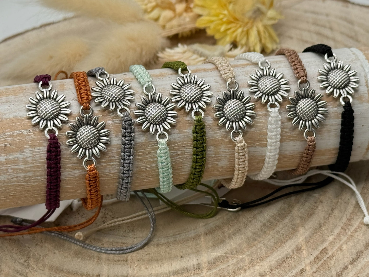 Makrameearmband Freundschaftsarmband Schmuck Armband mit silberfarbenen Edelstahl Anhänger Sonnenblumen