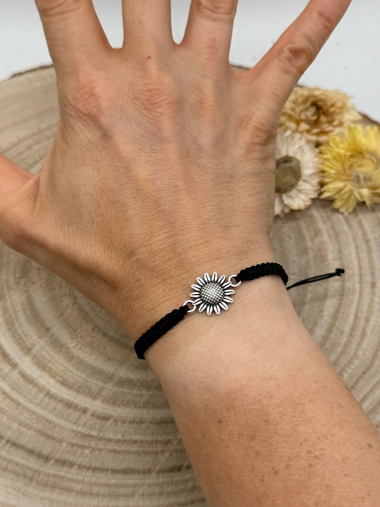 Makrameearmband Freundschaftsarmband Schmuck Armband mit silberfarbenen Edelstahl Anhänger Sonnenblumen