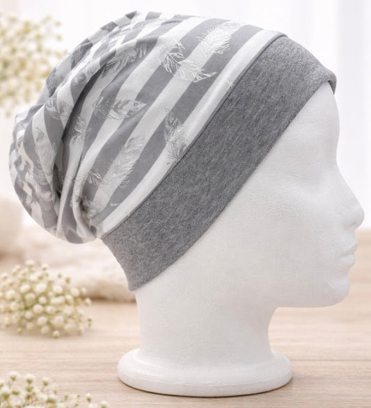 Beanie für Kinder mit Bund - Feder Motiv auf grau-weiß