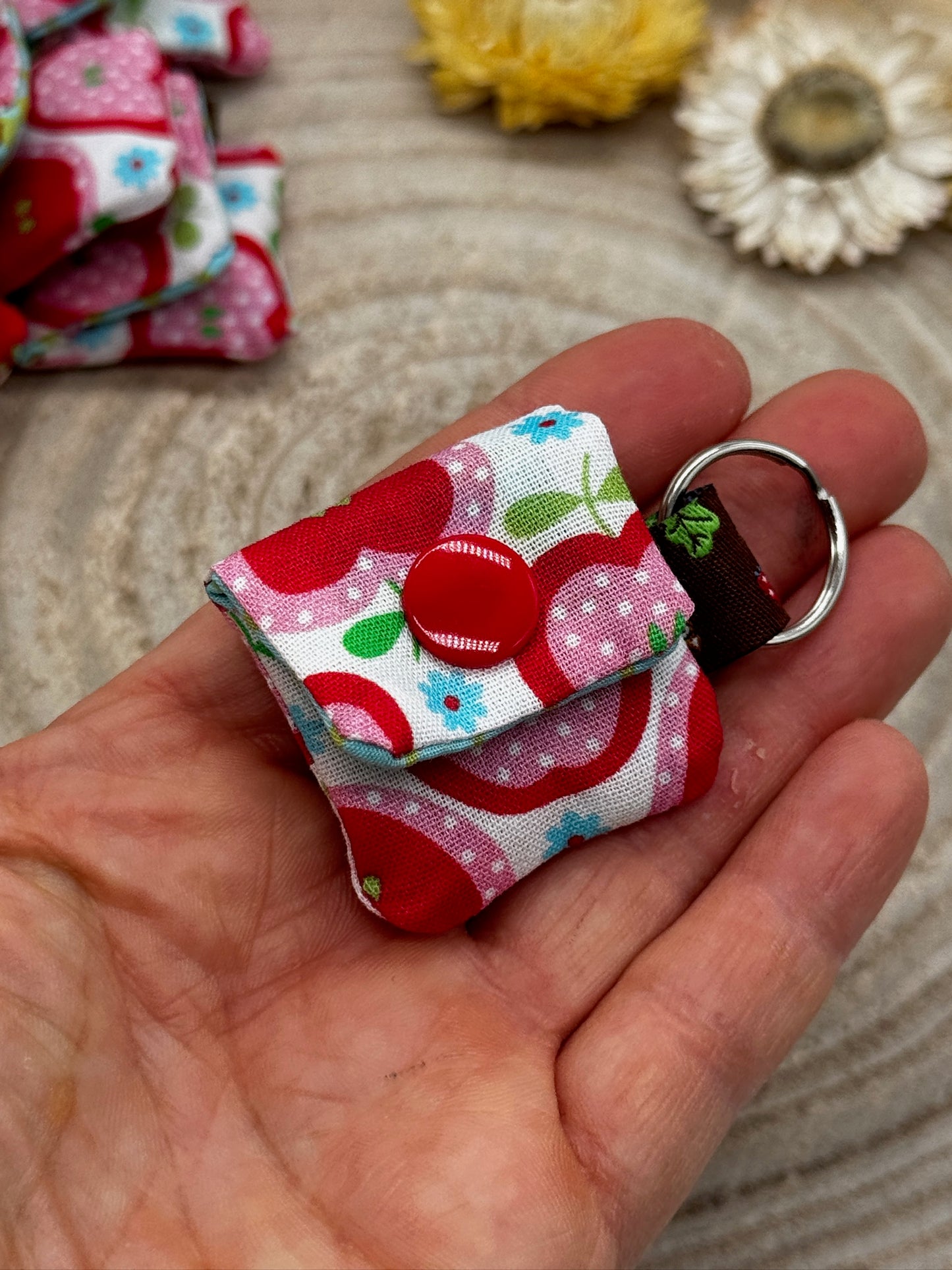 Schlüsselanhänger Mini Tasche mit Einkaufswagenchip praktische Mini Geldbörse weiß mit Äpfel