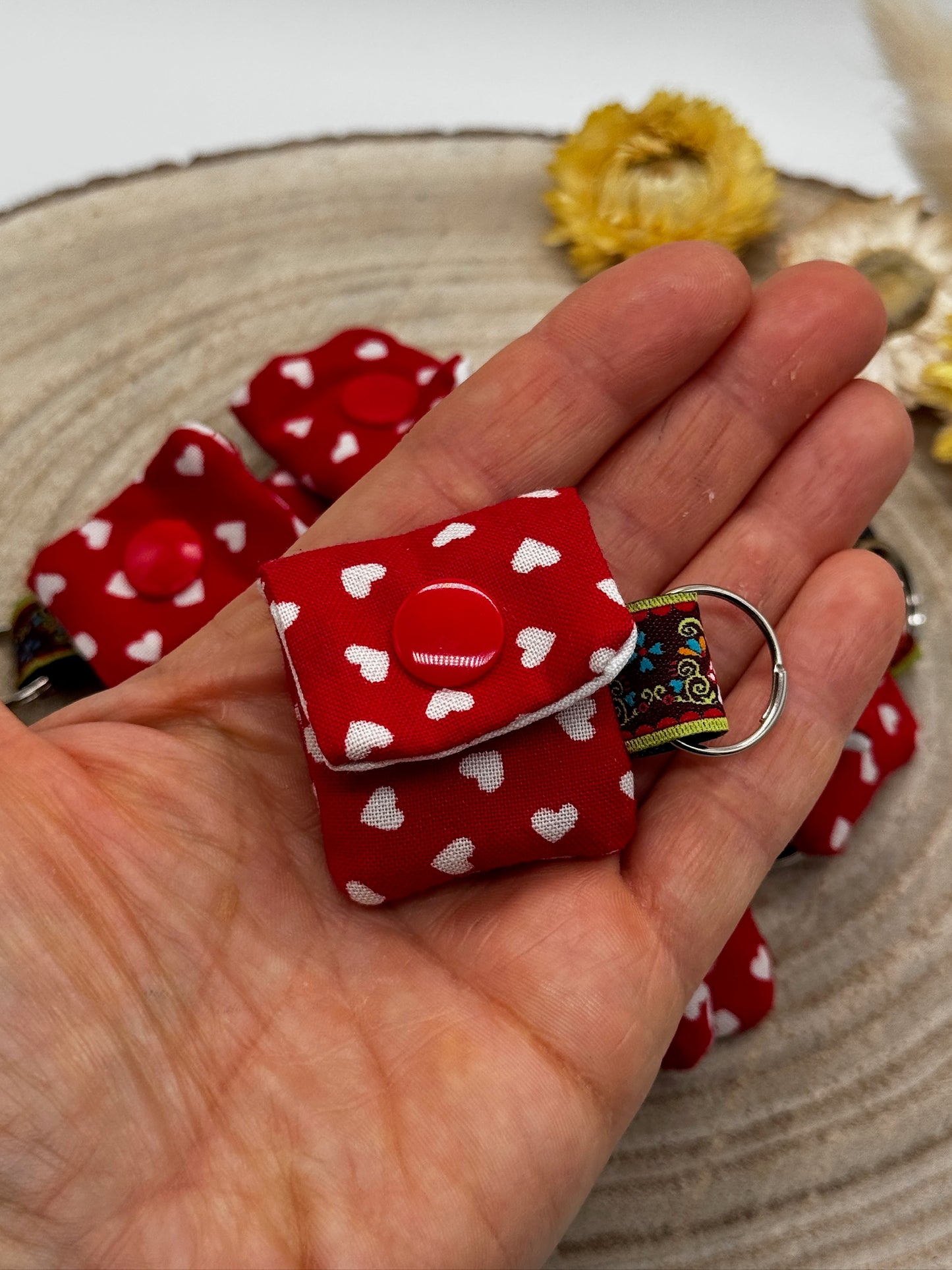 Schlüsselanhänger Mini Tasche mit Einkaufswagenchip praktische Mini Geldbörse rot mit Herzen