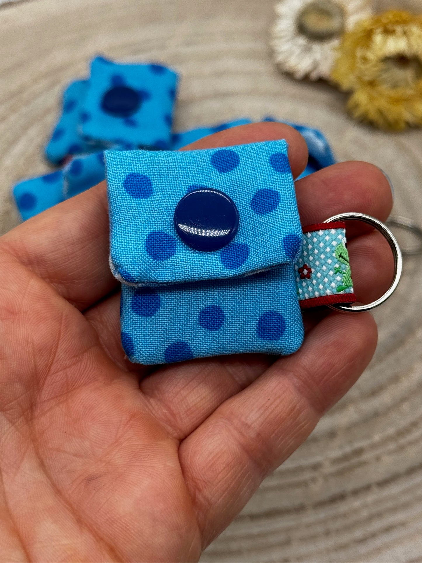 Schlüsselanhänger Mini Tasche mit Einkaufswagenchip praktische Mini Geldbörse blau mit Punkte