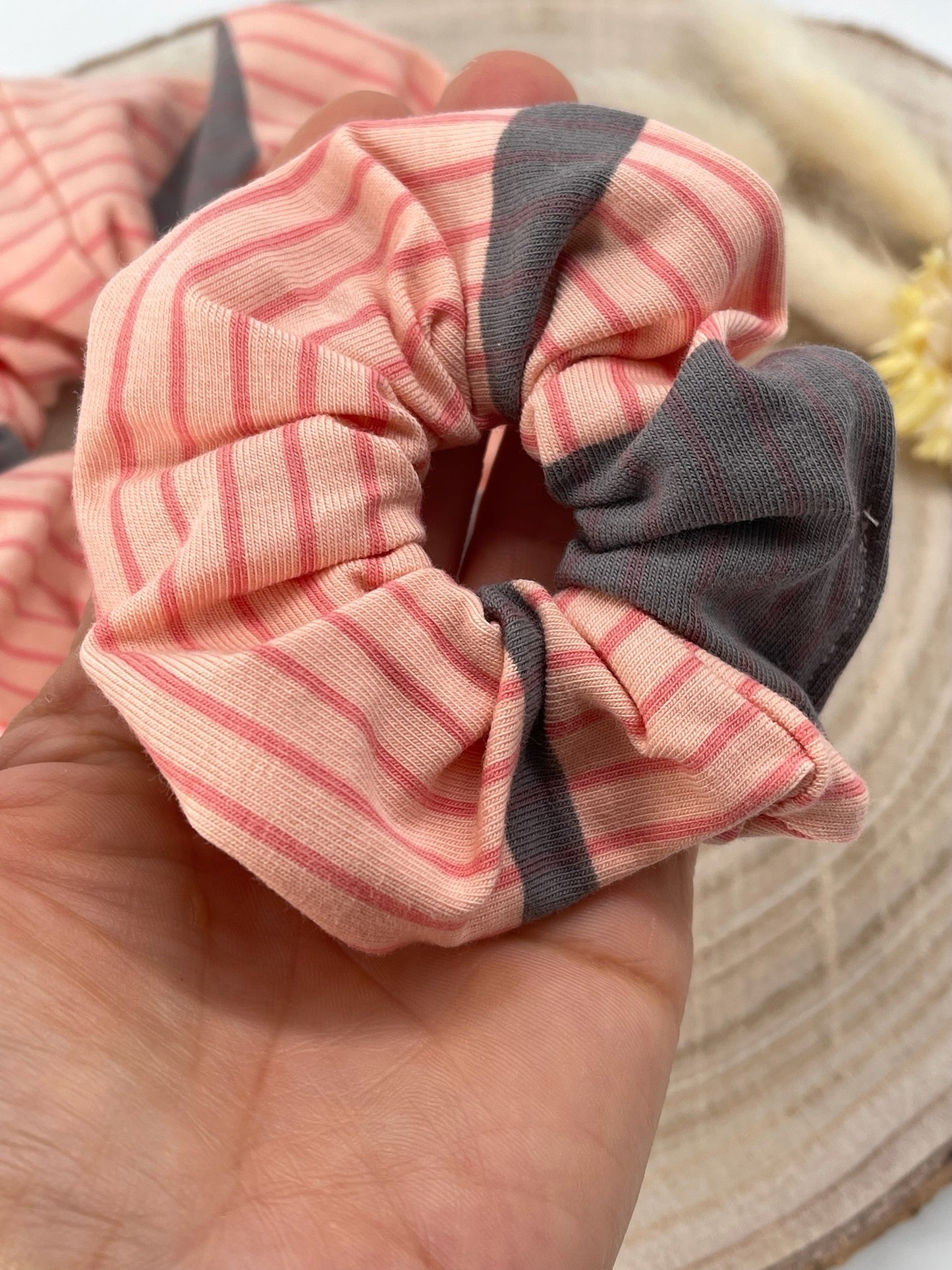 Scrunchie Haargummi elastisches Haarband Block Streifen rosa grau für feines oder dickes Haar