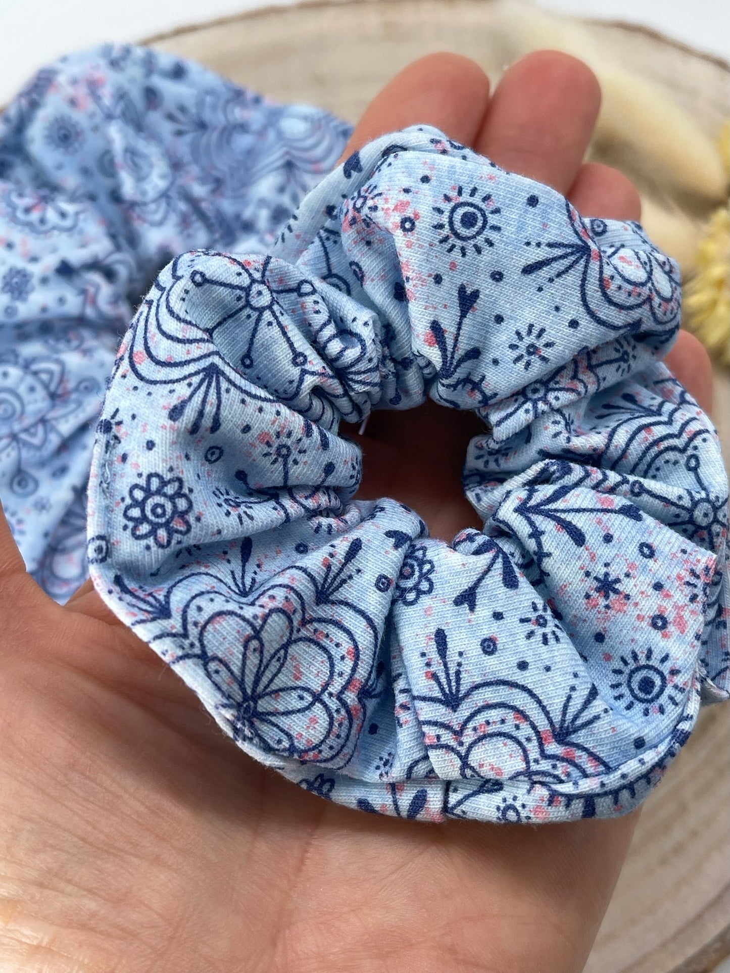 Scrunchie Haargummi elastisches Haarband Haarschmuck blaue Blumen für feines oder dickes Haar