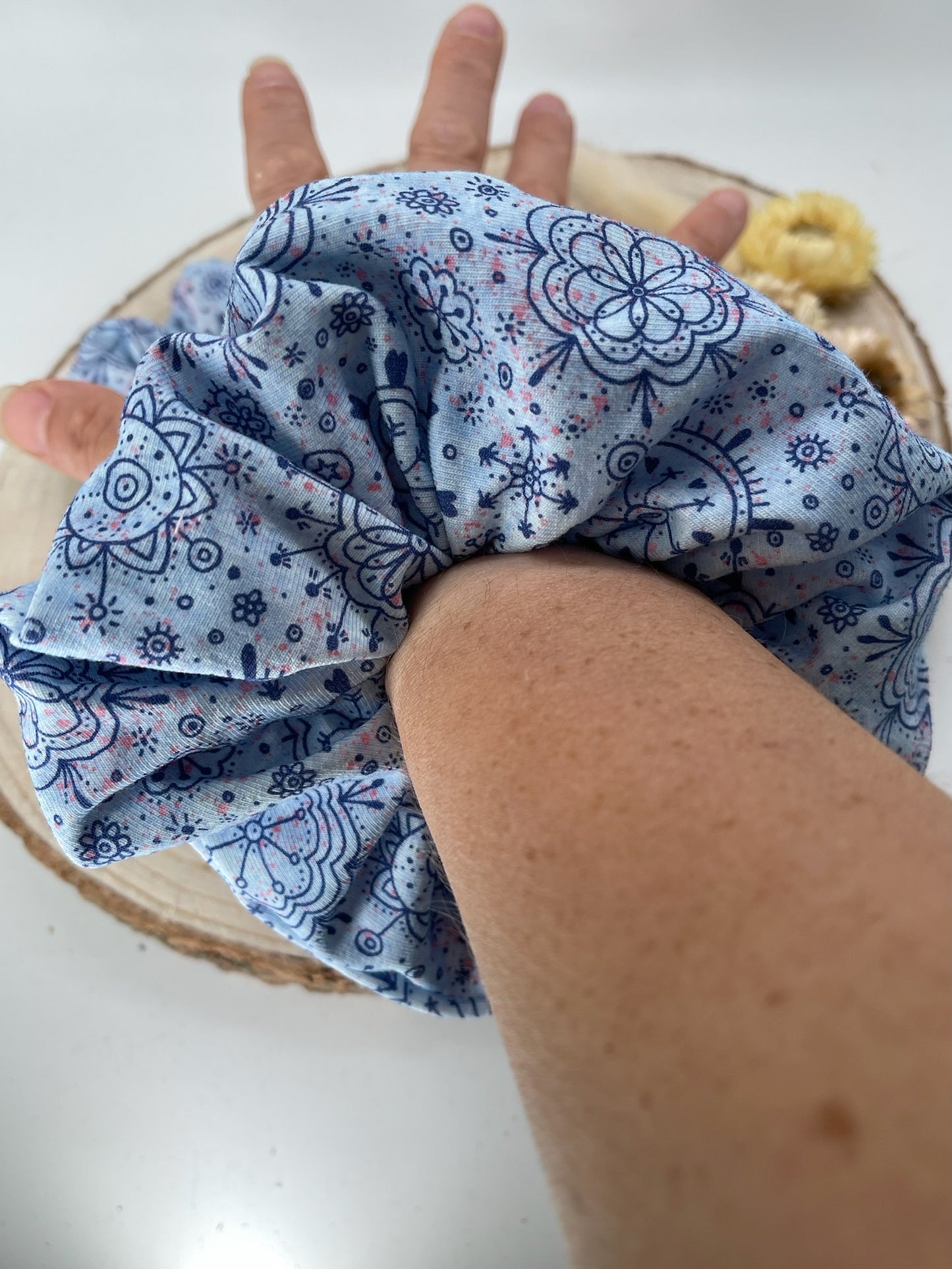 Scrunchie Haargummi elastisches Haarband Haarschmuck blaue Blumen für feines oder dickes Haar