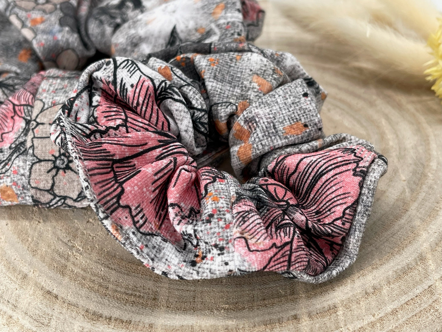 Scrunchie Haargummi elastisches Haarband Haarschmuck grau mit rosa Blumen für feines oder dickes Haar