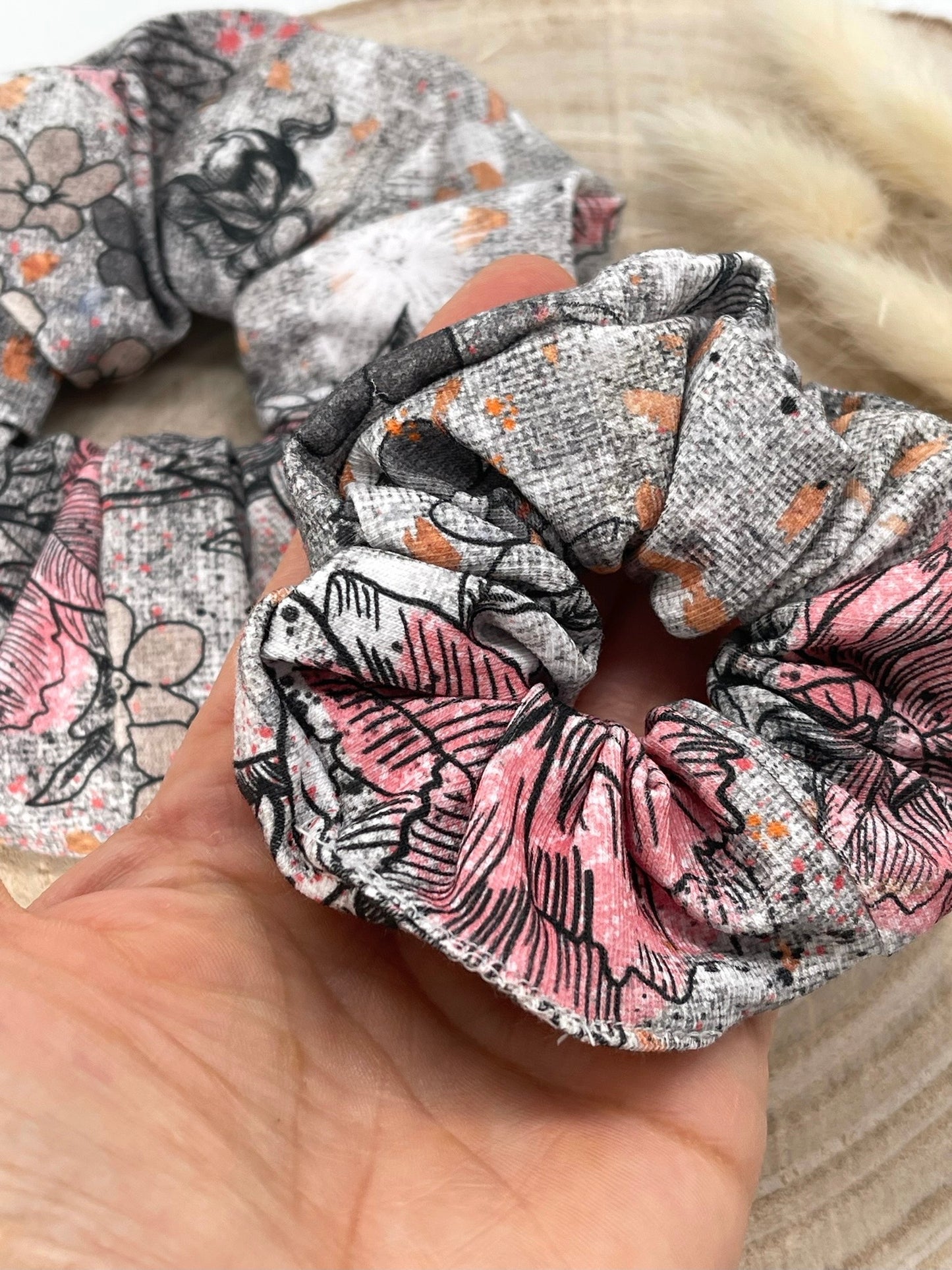 Scrunchie Haargummi elastisches Haarband Haarschmuck grau mit rosa Blumen für feines oder dickes Haar