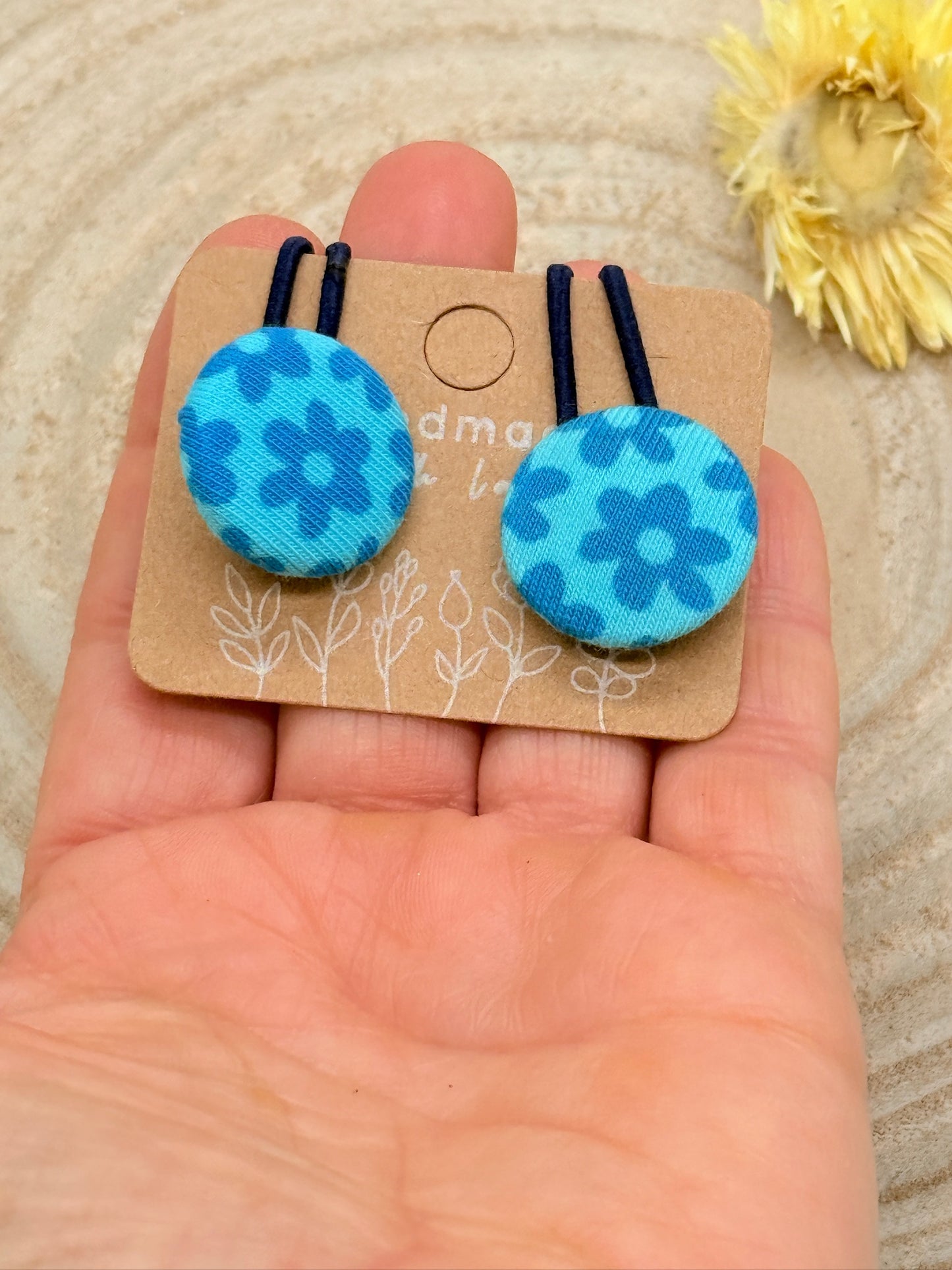 Retro Knopf Haargummi Blumen blau