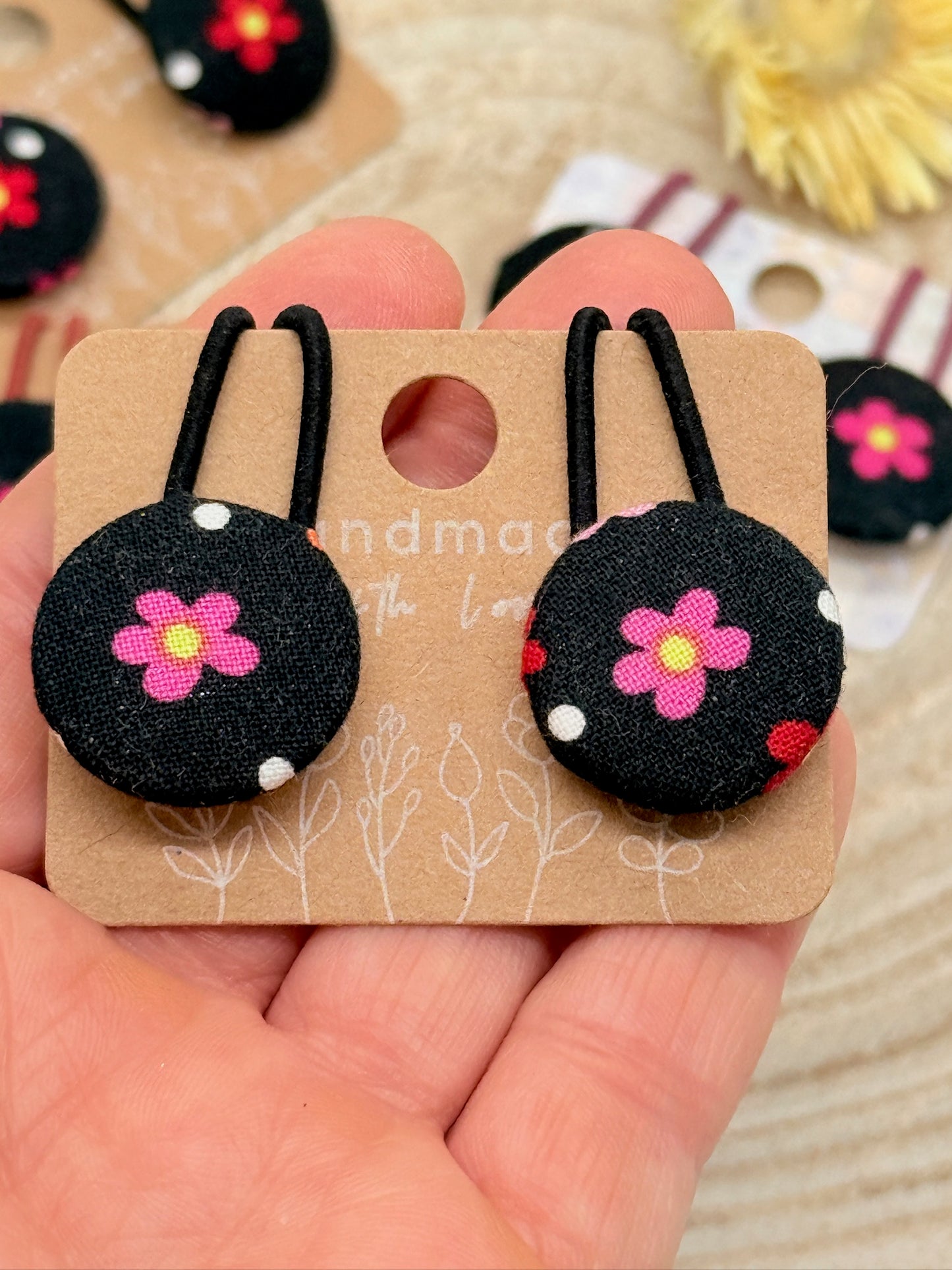 Retro Knopf Haargummi Blumen mix schwarz pink