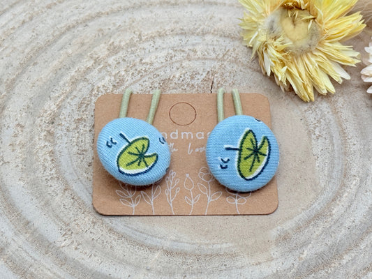 Retro Knopf Haargummi Seerose blau