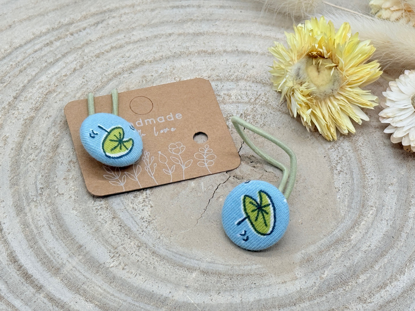 Retro Knopf Haargummi Seerose blau