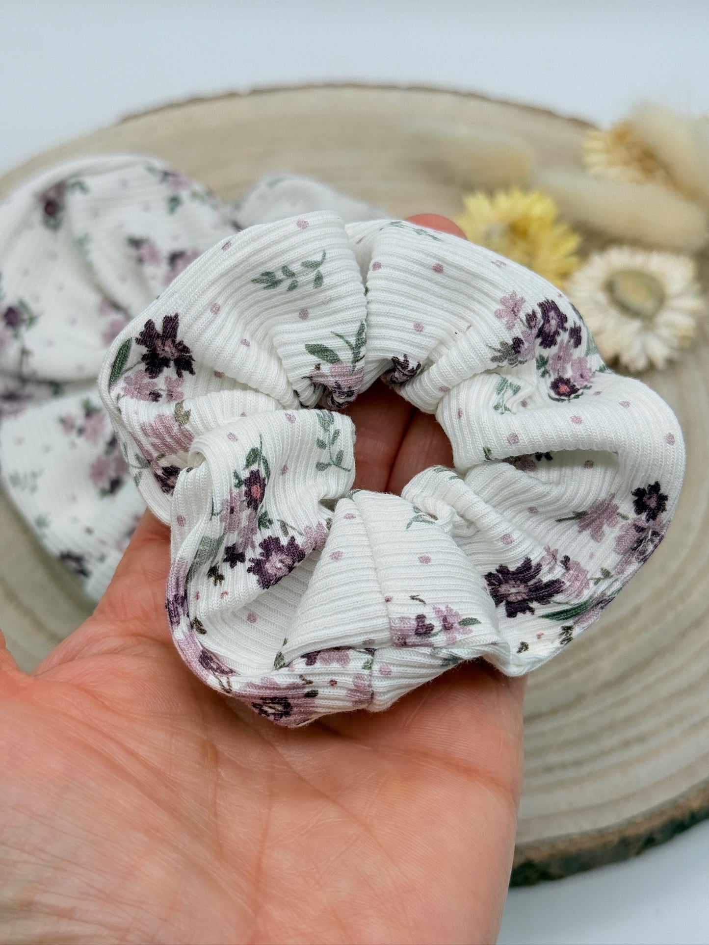 Scrunchie Haargummi elastisches Haarband Haarschmuck Streublumen weiß