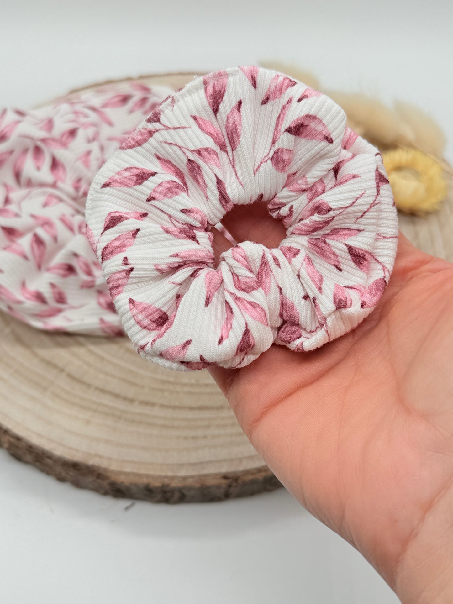 Scrunchie Haargummi elastisches Haarband Haarschmuck rosa Blätter auf weiss