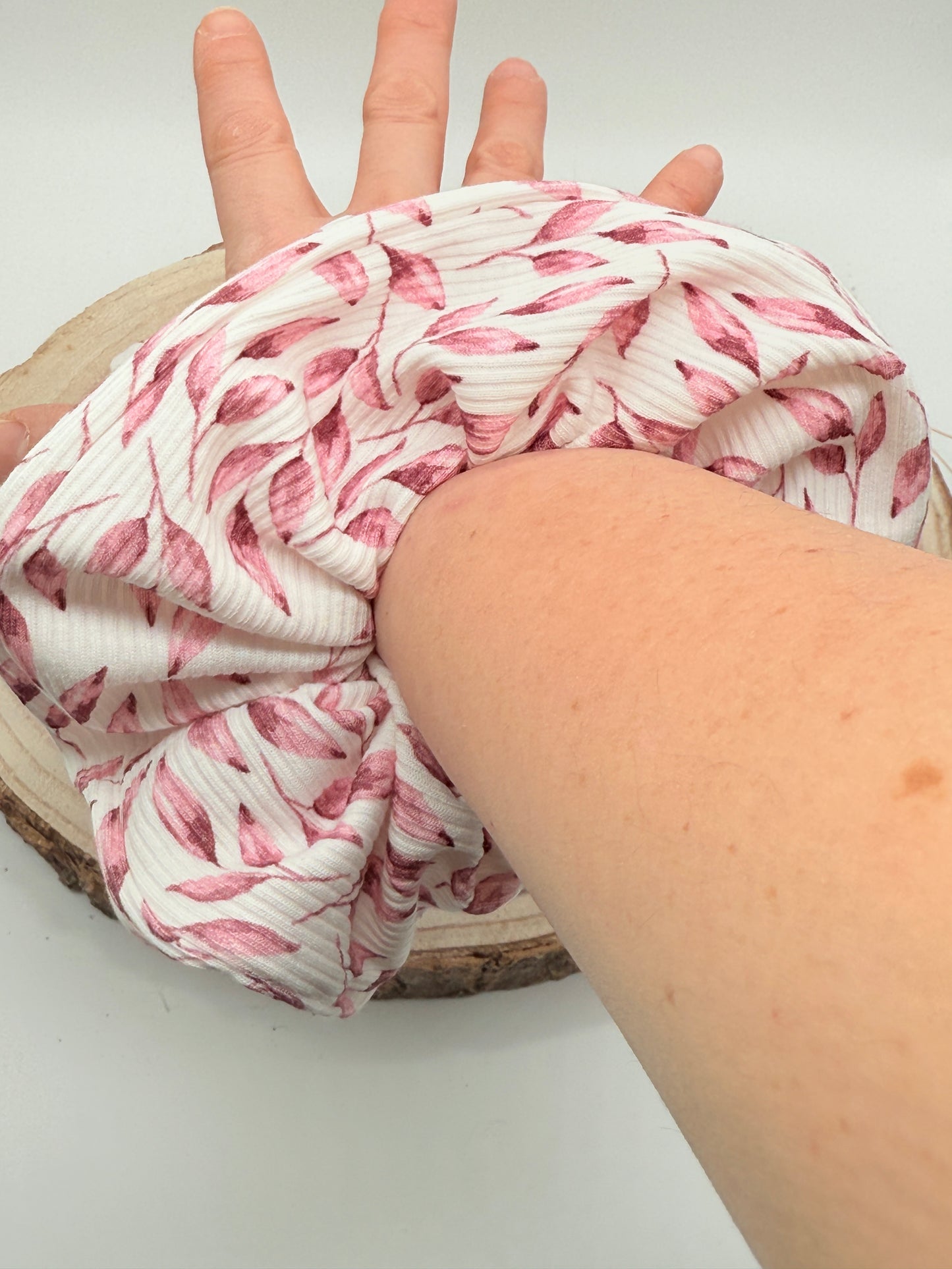 Scrunchie Haargummi elastisches Haarband Haarschmuck rosa Blätter auf weiss