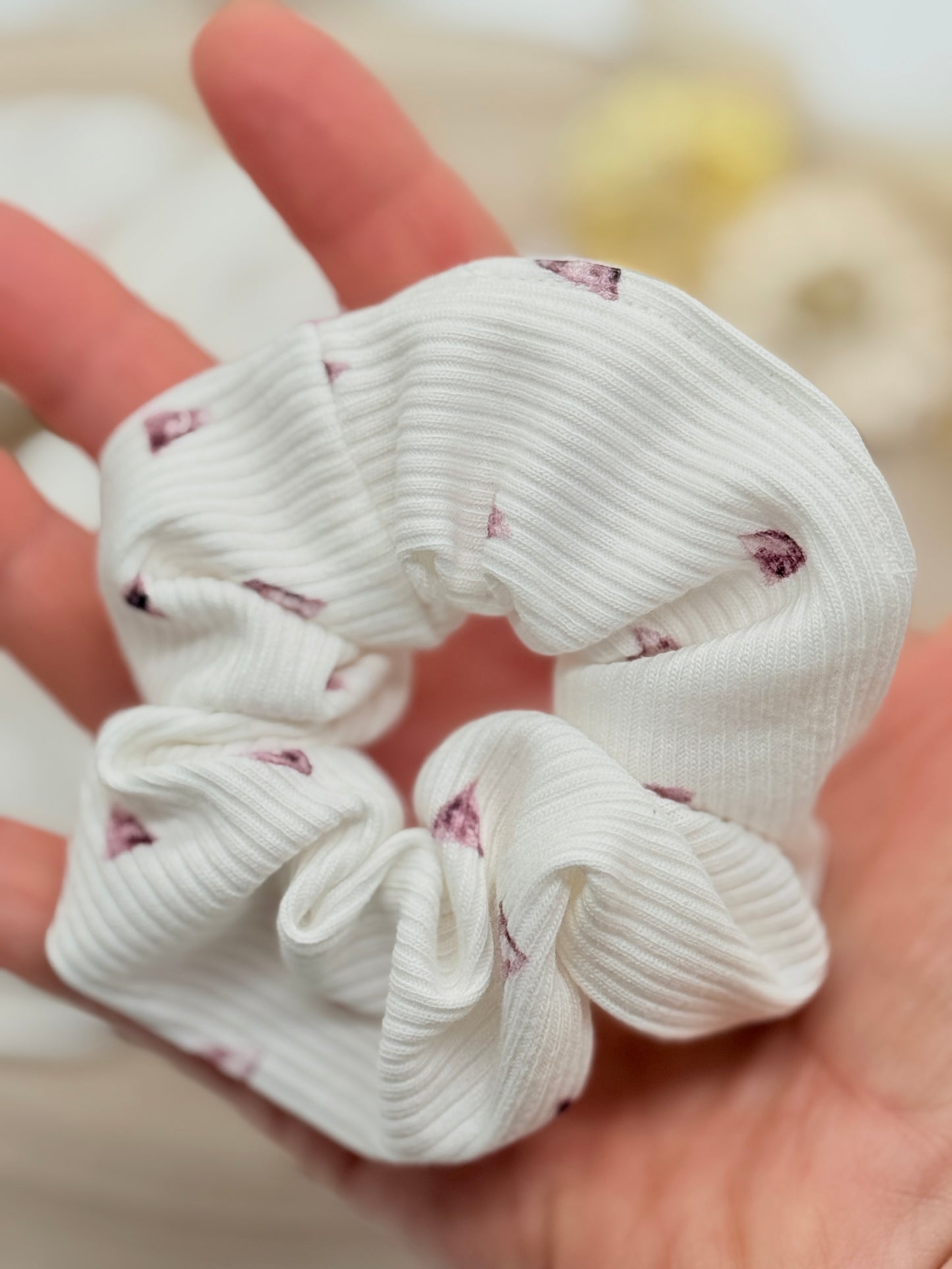 Scrunchie Haargummi elastisches Haarband Haarschmuck rosa Dreiecke auf weiss