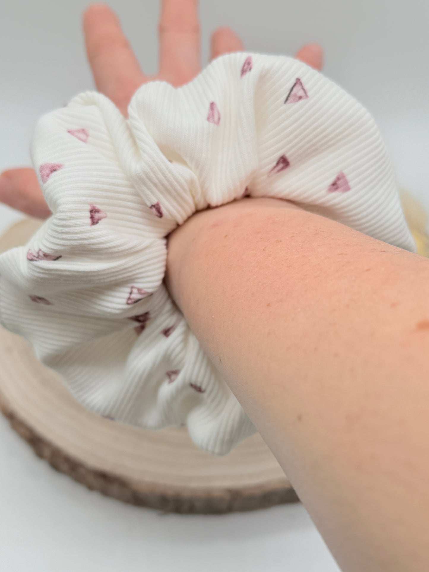 Scrunchie Haargummi elastisches Haarband Haarschmuck rosa Dreiecke auf weiss