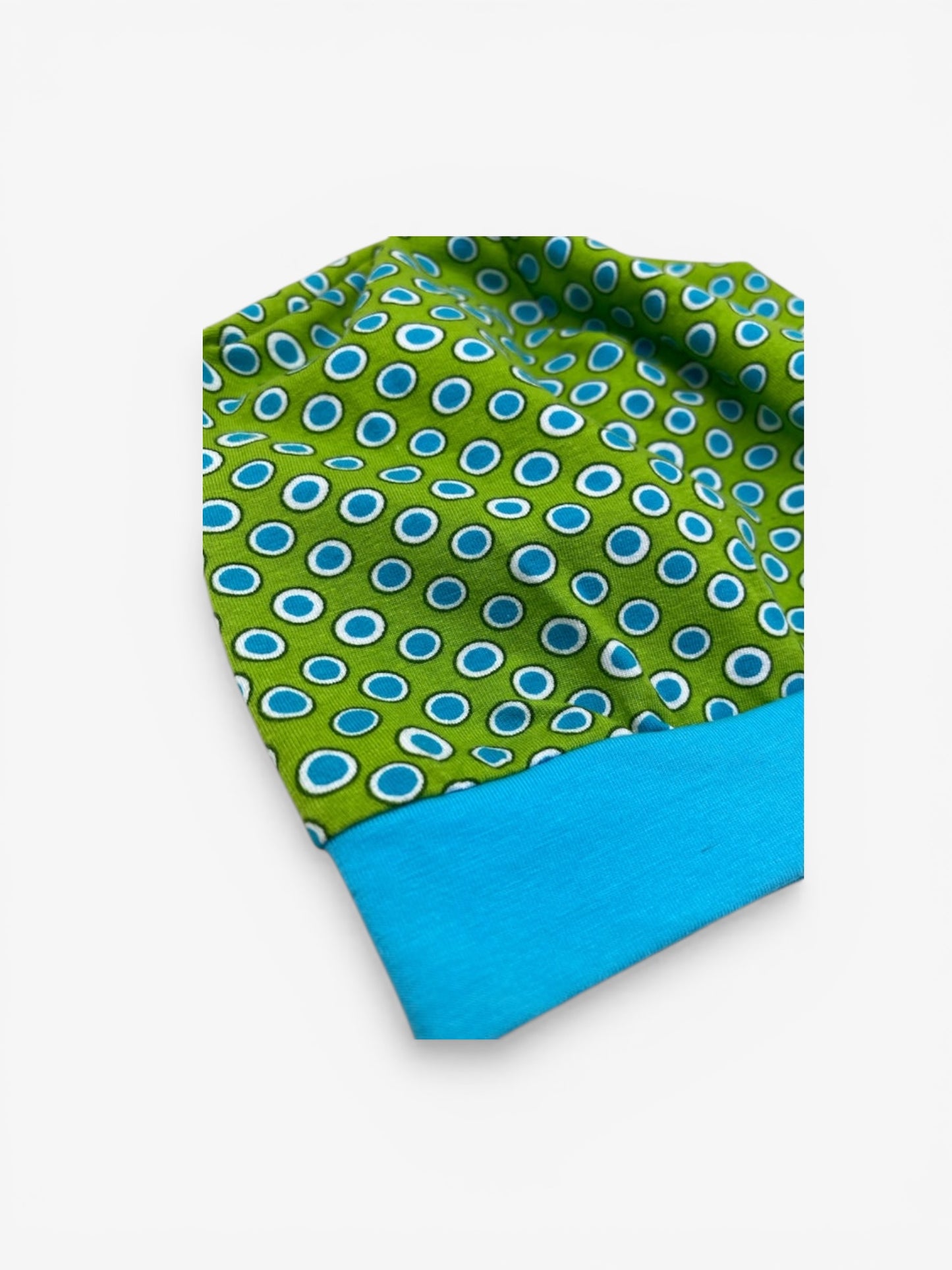 Beanie für Kinder mit Bund - Punkte Motiv auf Grün