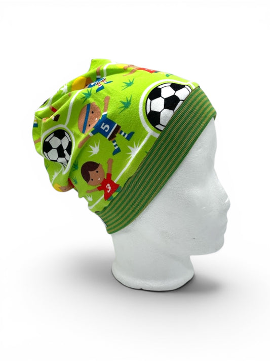 Beanie für Kinder mit Bund - Fußballspieler auf Grün