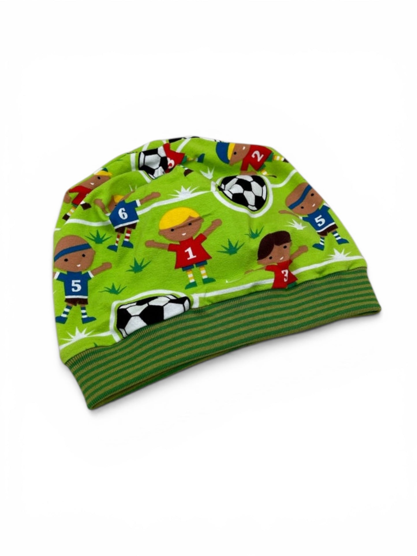 Beanie für Kinder mit Bund - Fußballspieler auf Grün