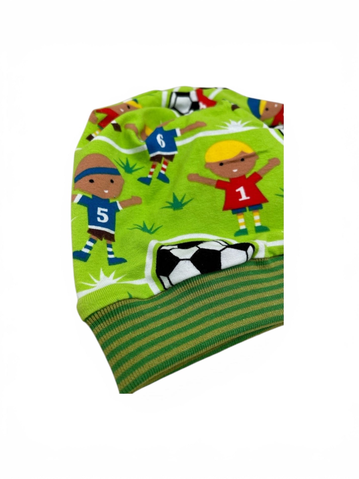Beanie für Kinder mit Bund - Fußballspieler auf Grün