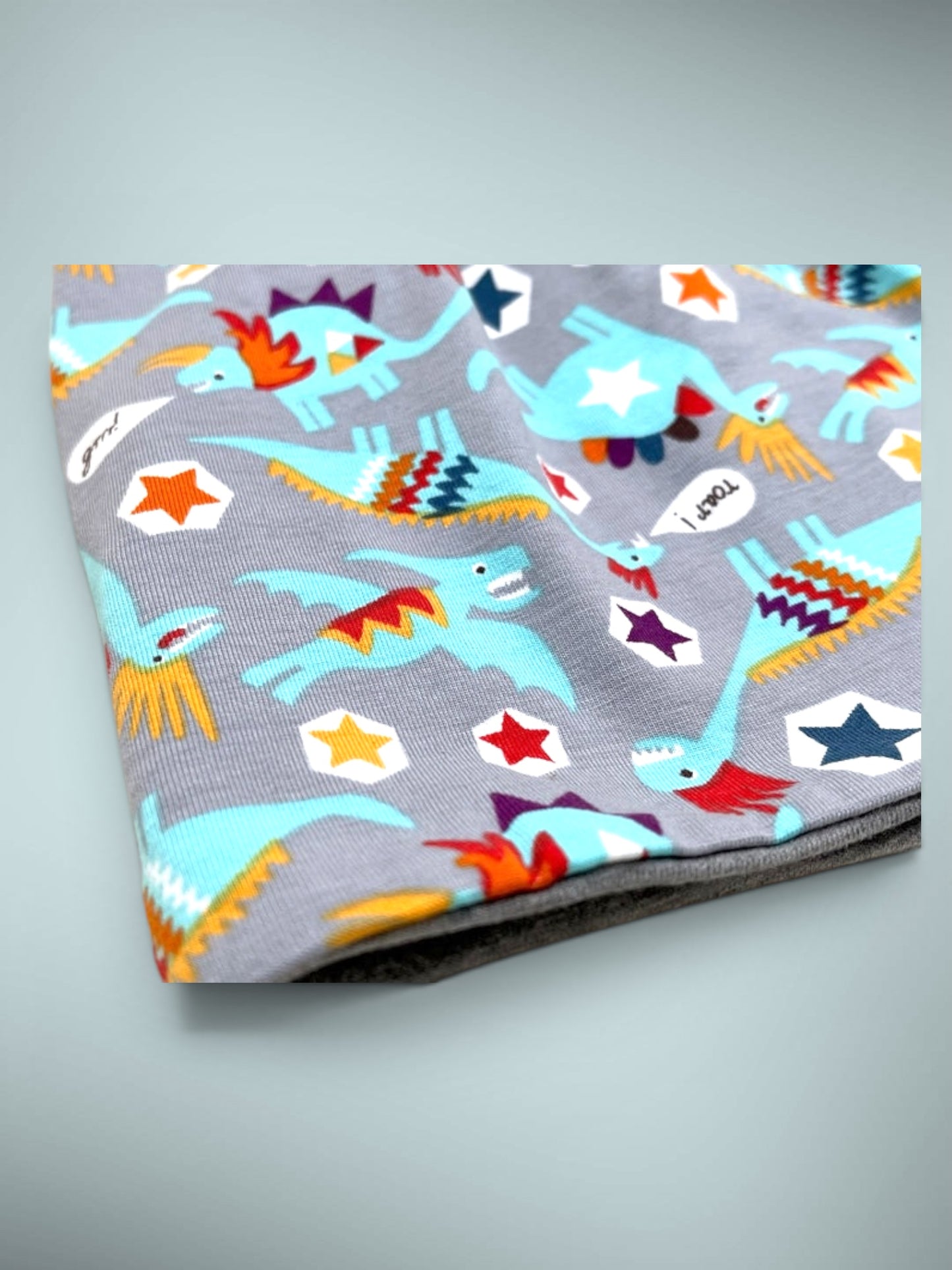 Wende-Beanie für Kinder – Dino Design grau