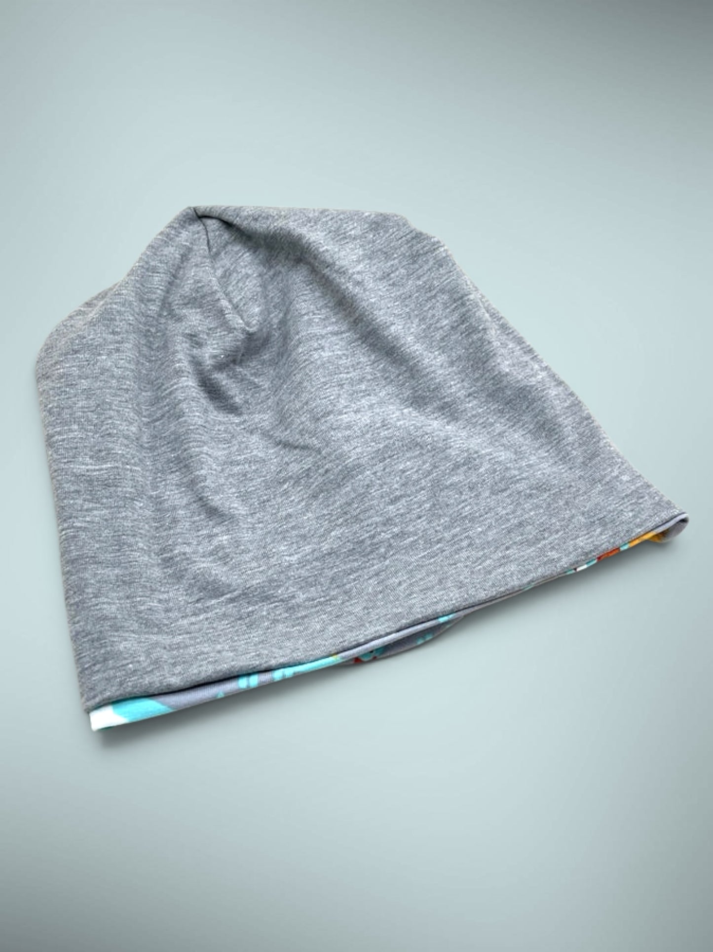 Wende-Beanie für Kinder – Dino Design grau