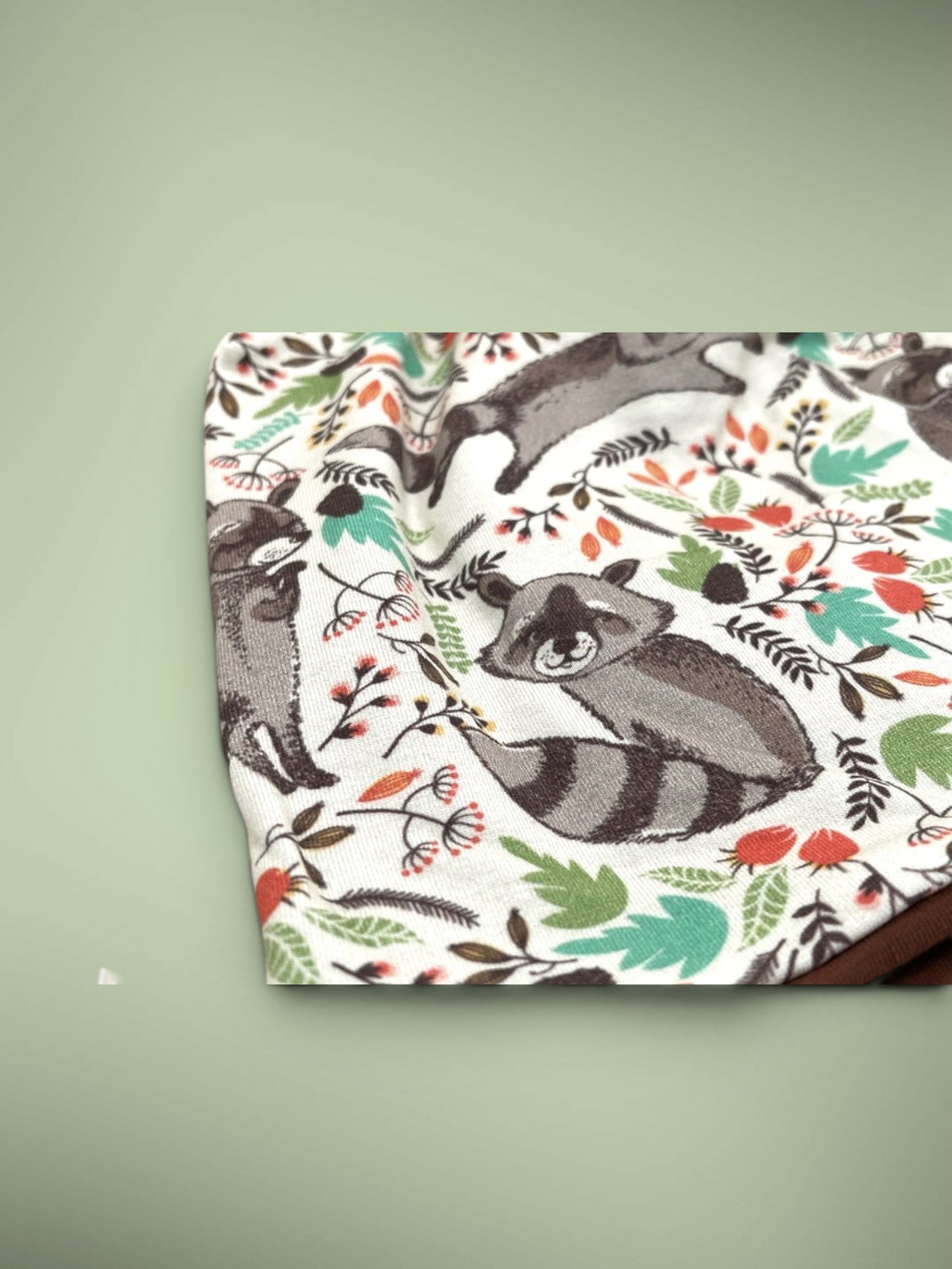 Wende-Beanie für Kinder – Waschbären Design beige