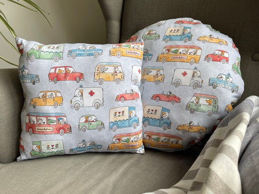 Weiches gemütliches Kissen Kuschelkissen Dekokissen Reisekissen graublau mit Auto Motiv