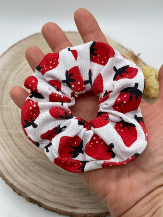 Scrunchie Haargummi elastisches Haarband weiß mit kleinen Erdbeeren für feines oder dickes Haar