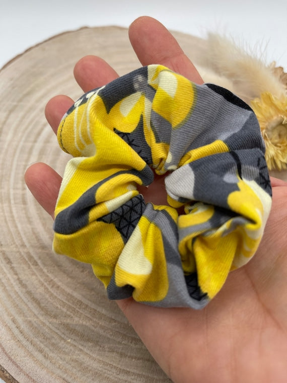 Scrunchie Haargummi elastisches Haarband grau mit gelben Blüten für feines oder dickes Haar