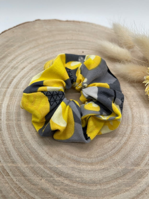 Scrunchie Haargummi elastisches Haarband grau mit gelben Blüten für feines oder dickes Haar