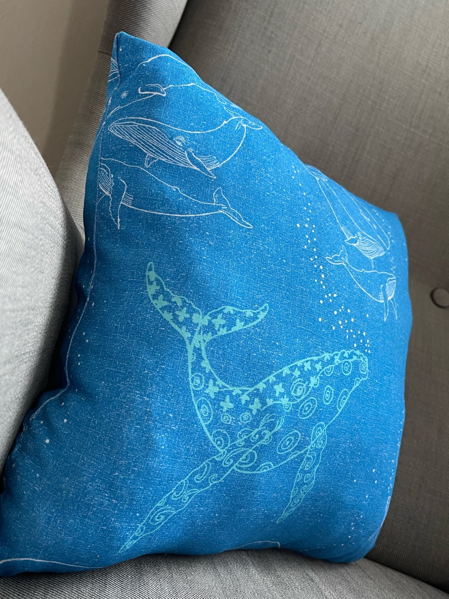 Handgemachtes weiches gemütliches Kissen Kuschelkissen Dekokissen Reisekissen blau mit Wale