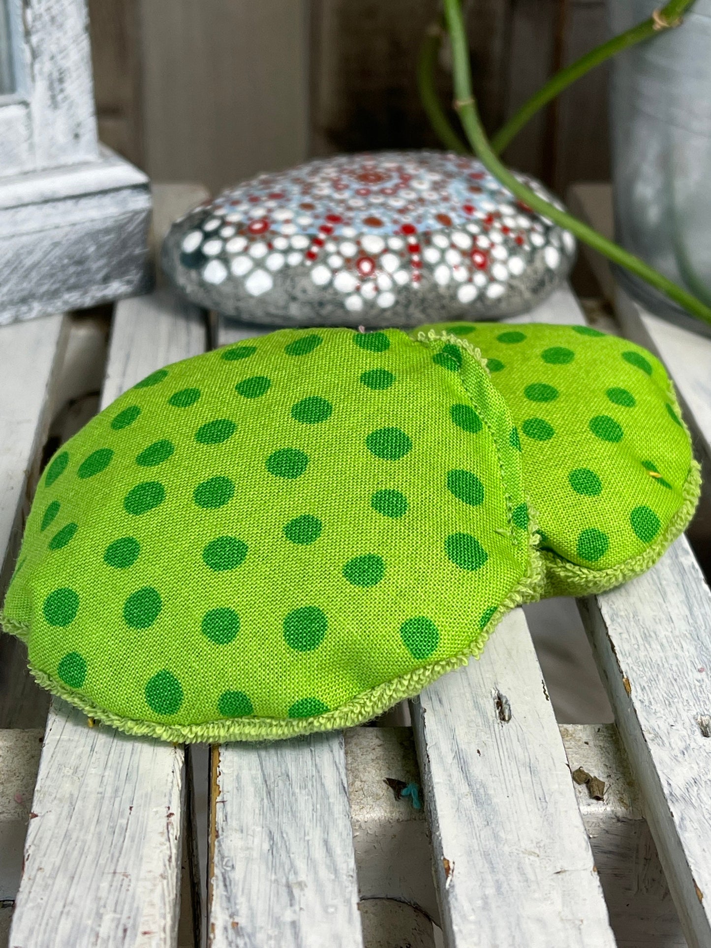 Taschenwärmer Beulenkühler Körnerkissen grüne Punkte