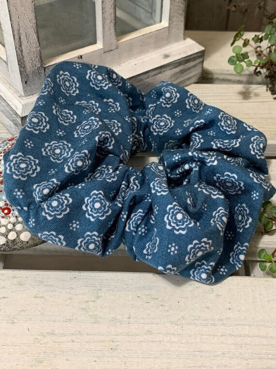Scrunchie Haargummi elastisches Haarband blau mit Retro Blumen Muster für feines oder dickes Haar