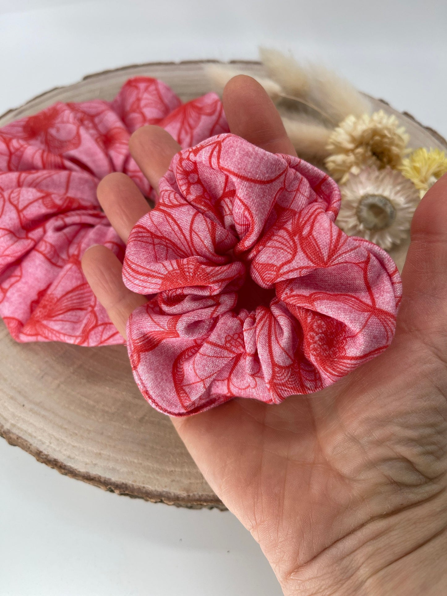 Scrunchie Haargummi elastisches Haarband rosa rote Blumen in groß und klein