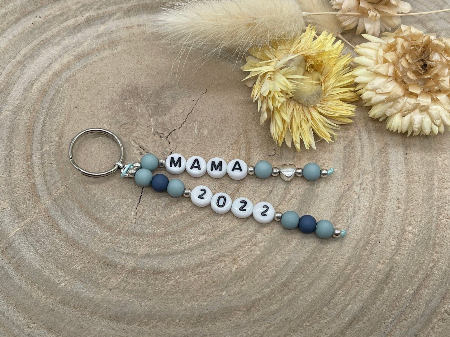 Schlüsselanhänger Taschenanhänger Anhänger Mama mit Jahreszahl mit weißen Buchstabenperlen